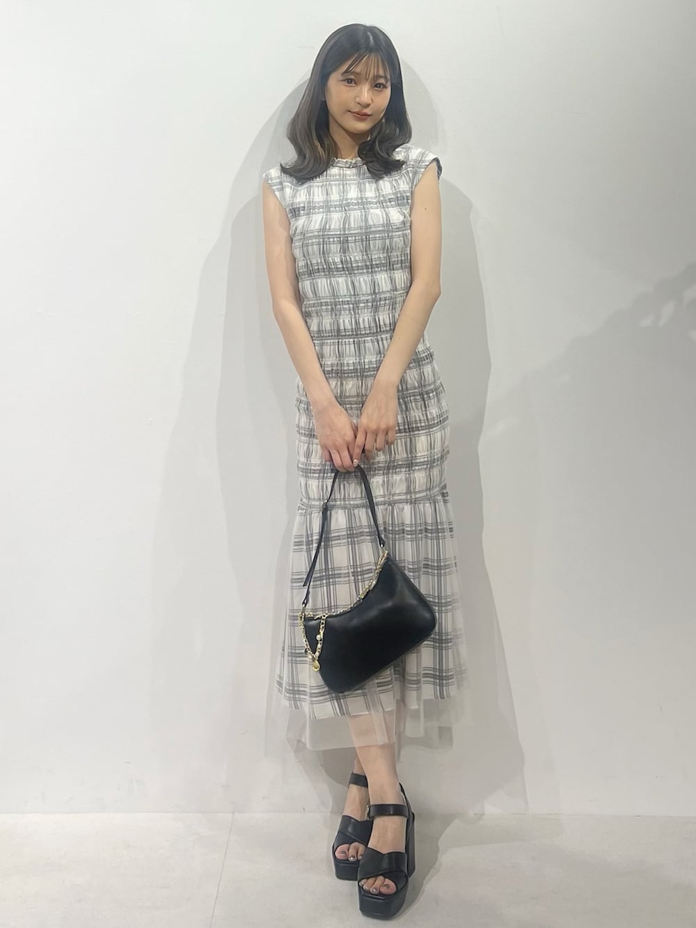 mihoさんの「シアーチェックシャーリングマーメイドワンピース（MERCURYDUO）」を使ったコーディネートの9枚目の写真
