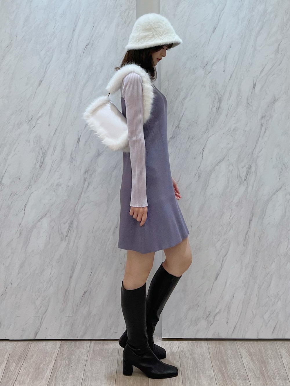 「MERCURYDUO(MERCURYDUO)、マーキュリーデュオ(MERCURYDUO)、骨格ウェーブ、ミニワンピ、ミニワンピース、ファーバケハ、バケハ、ファー小物、ファーバッグ、ロングブーツ、パープル、パープルコーデ、ラベンダー、女子会、休日スタイル」｜「MERCURYDUOのエコファーバケットハット（ハット、ホワイト系）」を使った、mihoさん（レディース・163cm）の秋コーディネートの3枚目の写真