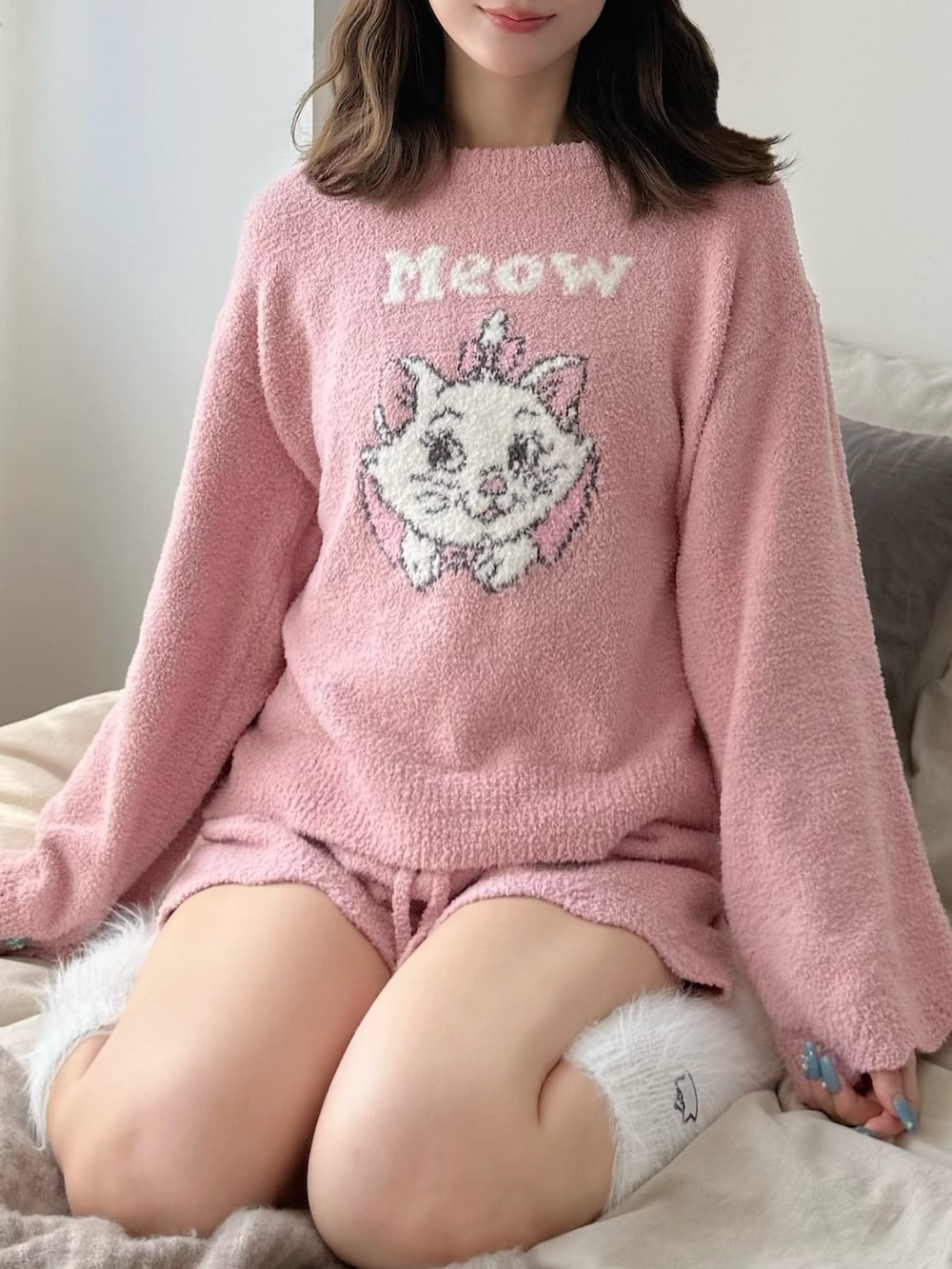 ピンク系のルームウェア/パジャマ、ホワイト系のレッグウォーマーを着用したレディースの冬コーディネートの3枚目の写真