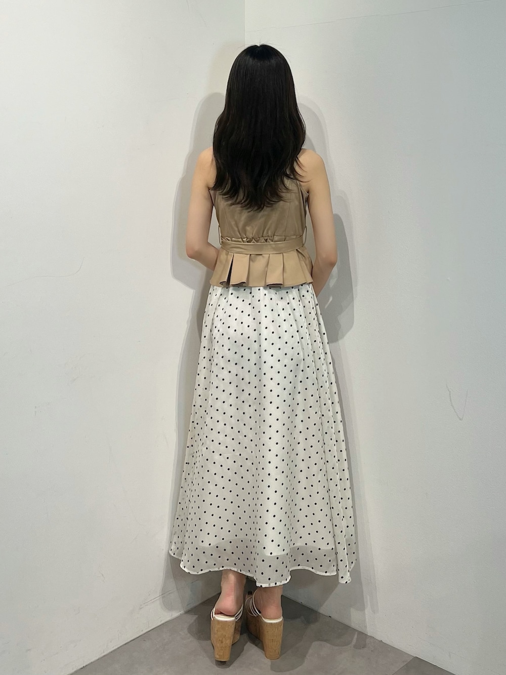 ベージュ系のワンピース、レッド系のショルダーバッグ、その他のサンダルを着用したレディースの夏コーディネートの7枚目の写真