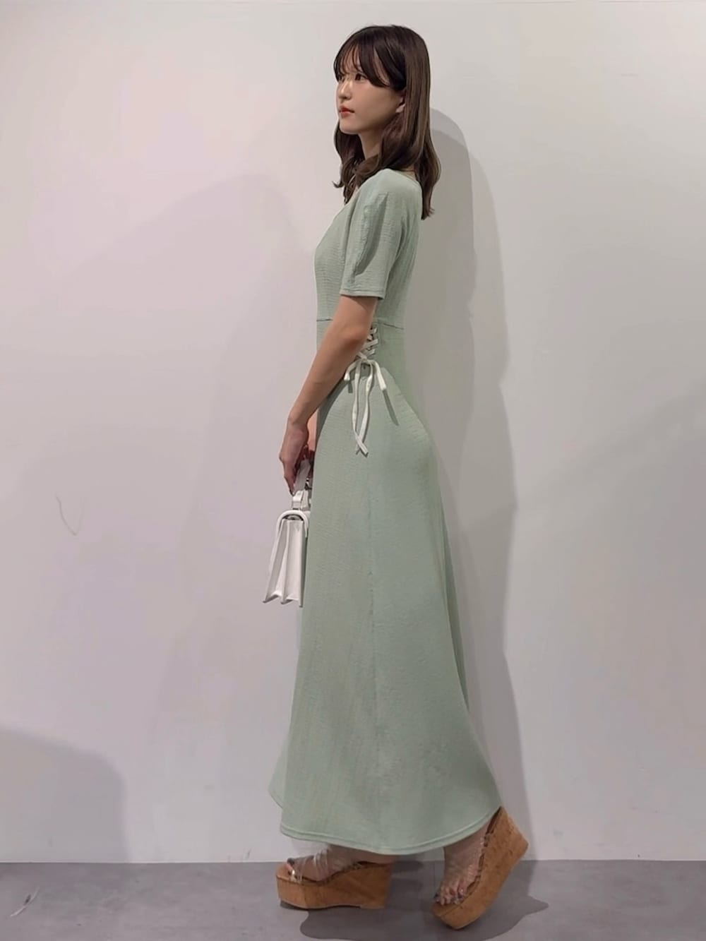 「ワンピース、ワンピーススタイル、ワンピースコーデ、ミントグリーン、フェミニン、フェミニンコーデ、大人女子、大人かわいい、大人ガーリー、きれいめコーディネート、キレイめコーデ、きれいめコーデ、骨格ウェーブ、MERCURYDUO(MERCURYDUO)、マーキュリーデュオ(MERCURYDUO)」｜「MERCURYDUOのサイドレースアップカットワンピース（ワンピース、グリーン系）」を使った、mihoさん（骨格ウェーブ・レディース・163cm）の秋コーディネートの2枚目の写真