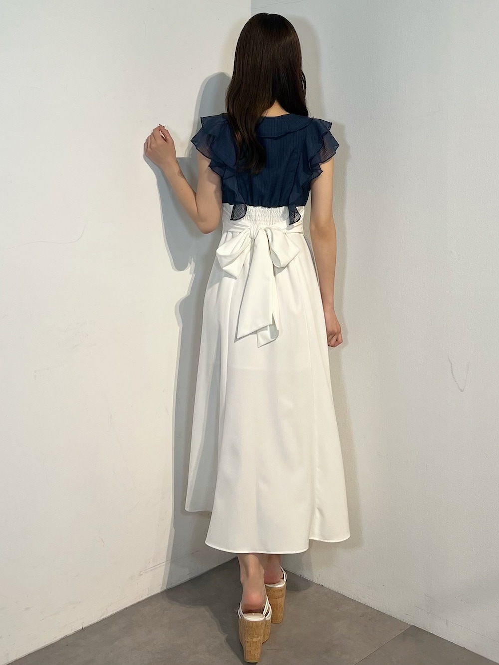 ブルー系のワンピース、ホワイト系のサンダルを着用したレディースの春コーディネートの4枚目の写真