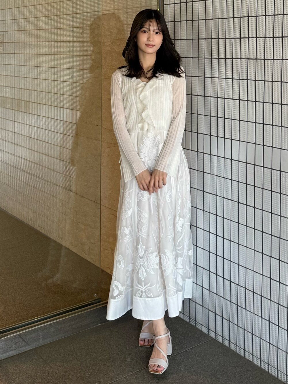 「ワンピース、ワンピーススタイル、ワンピースコーデ、ホワイト、ホワイトコーデ、ホワイト × ホワイト、カーディガン、カーディガンコーデ、ボレロ、レース、レースワンピース、フェミニン、フェミニンコーデ、大人女子、大人かわいい」｜「MERCURYDUOのメタルパーツストラップサンダル（サンダル、ベージュ系）」を使った、mihoさん（骨格ウェーブ・レディース・163cm）の夏コーディネートの9枚目の写真