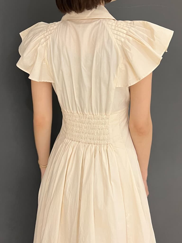 ホワイト系のワンピースを着用したレディースの夏コーディネートの4枚目の写真