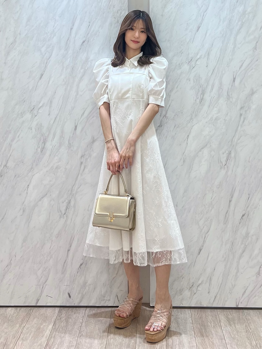 「春コーデ、春めき満開コーデ、ドライブ、女子会、大人可愛い、春服コーデ、大人コーデ、春、春服、お花見コーデ、ホワイト、ホワイトコーデ、ワンピ、ワンピース、ワンピーススタイル」｜「MERCURYDUOのビスチェドッキングパワショルシャツワンピース（ワンピース、ホワイト系）」を使った、mihoさん（骨格ウェーブ・レディース・163cm）の春コーディネートの6枚目の写真