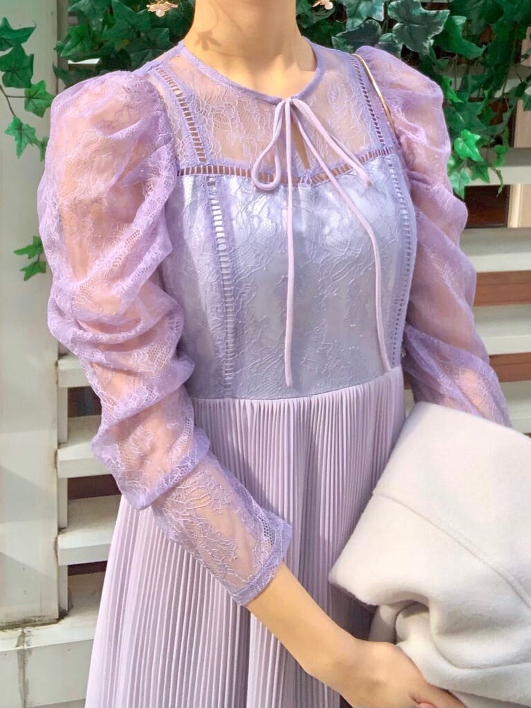 「デートコーデ、キレイめ、ドレス、ワンピース、新作、MERCURYDUO、マーキュリーデュオ、トレンド、デート、お出かけ、大人フェミニン」｜「MERCURYDUOのクリアヒールPVCブロッキングパンプス（パンプス、ベージュ系）」を使った、mihoさん（レディース・162cm）の冬コーディネートの6枚目の写真