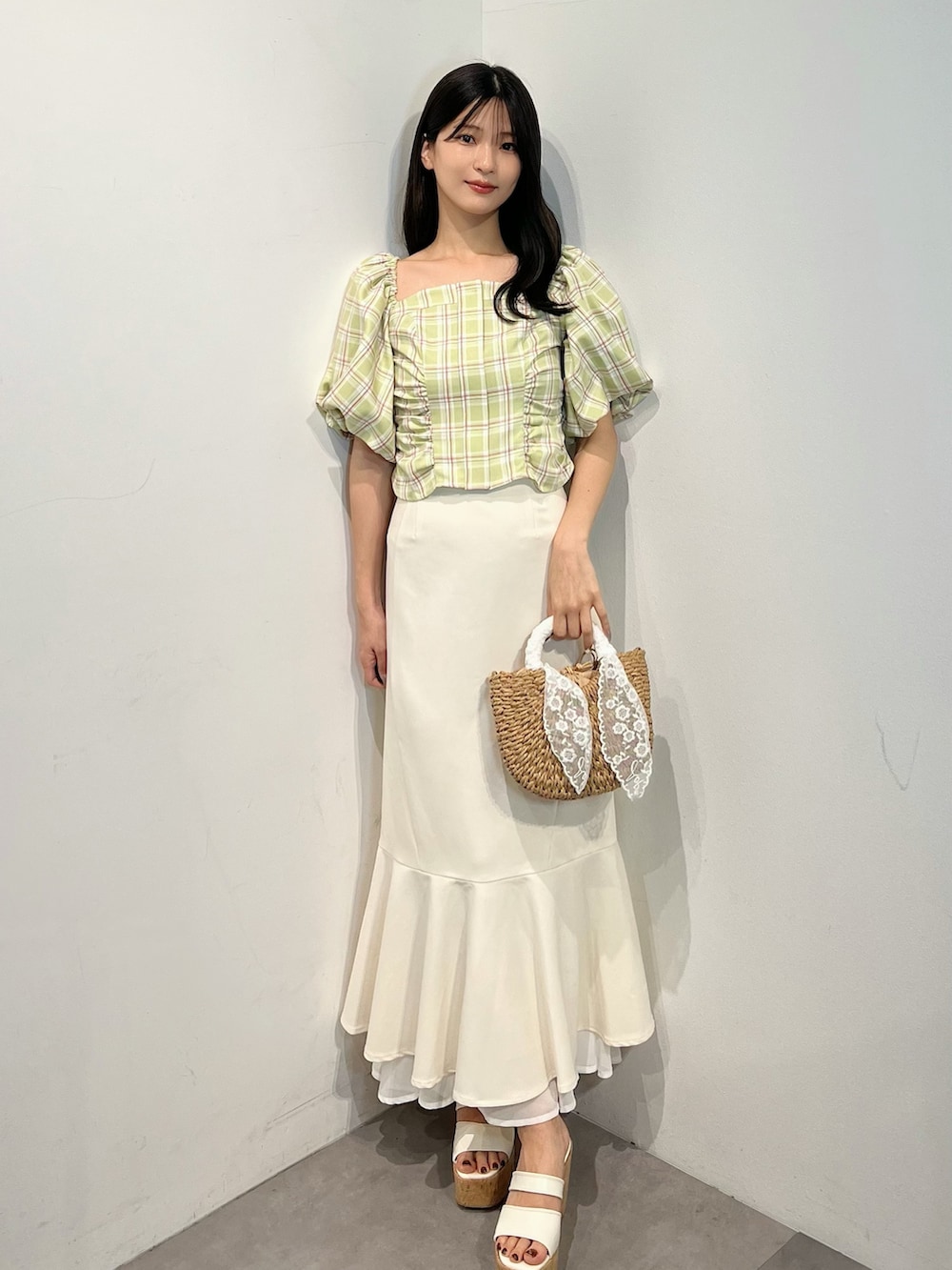 グリーン系のシャツ/ブラウス、ホワイト系のスカート、ホワイト系のサンダルを着用したレディースの夏コーディネートの4枚目の写真