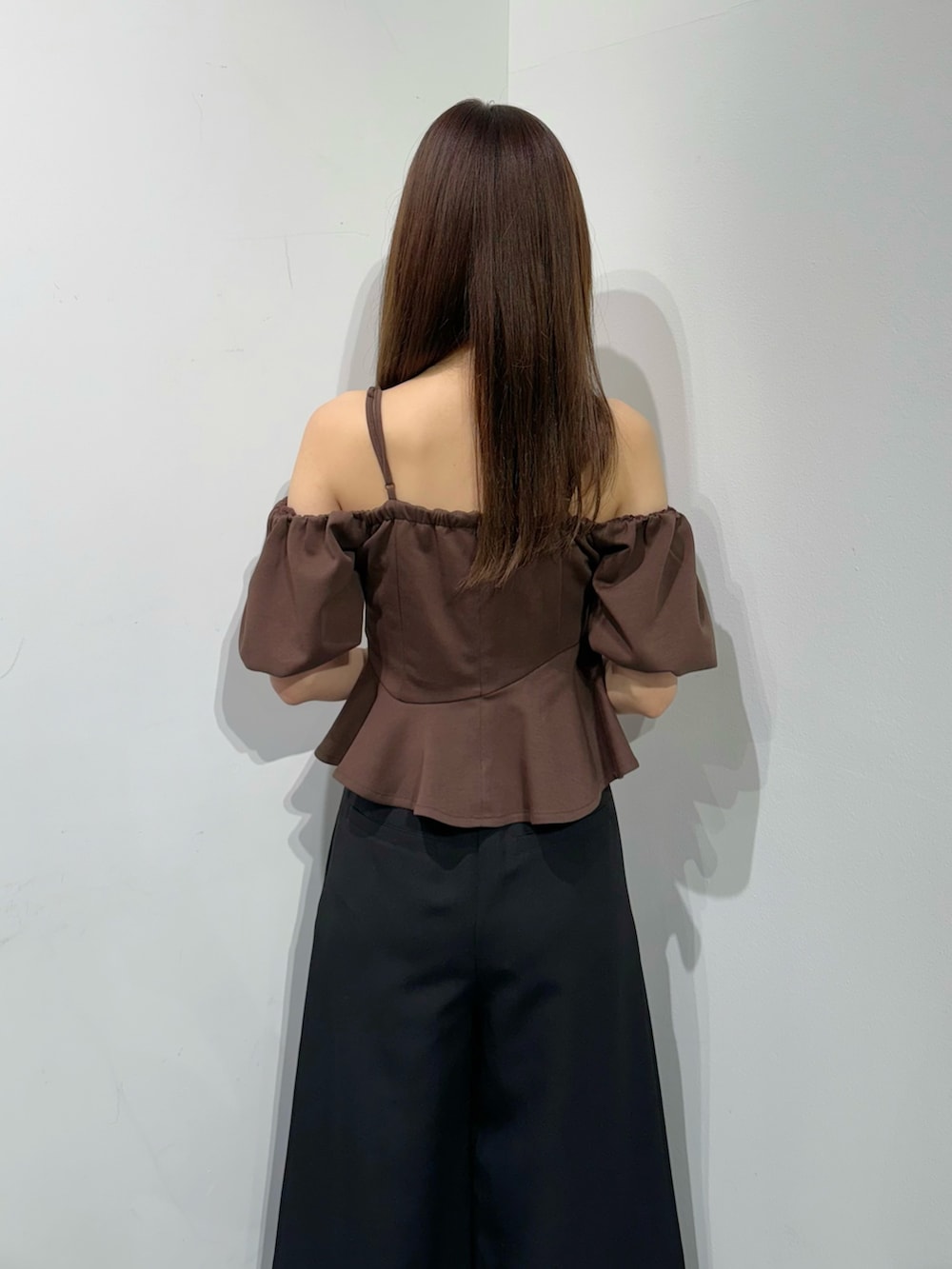 ブラウン系のTシャツ/カットソー、ブラック系のその他パンツ、ホワイト系のその他シューズを着用したレディースの夏コーディネートの6枚目の写真