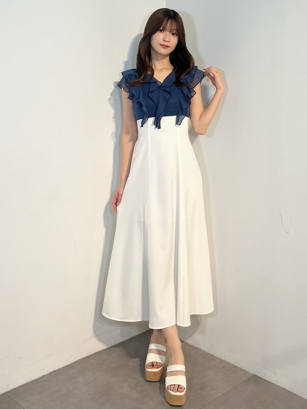 ブルー系のワンピース、ホワイト系のサンダルを着用したレディースの春コーディネートの7枚目の写真