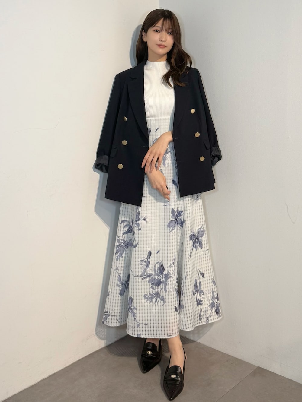 ホワイト系のニット/セーター、ブルー系のテーラードジャケット、ブルー系のスカートを着用したレディースの春コーディネートの8枚目の写真