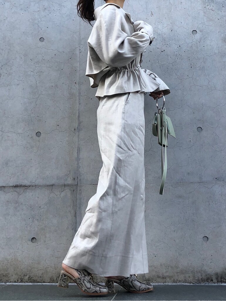 ホワイト系のその他パンツ、その他のローファー、ホワイト系のTシャツ/カットソーを着用したレディースの冬コーディネートの6枚目の写真