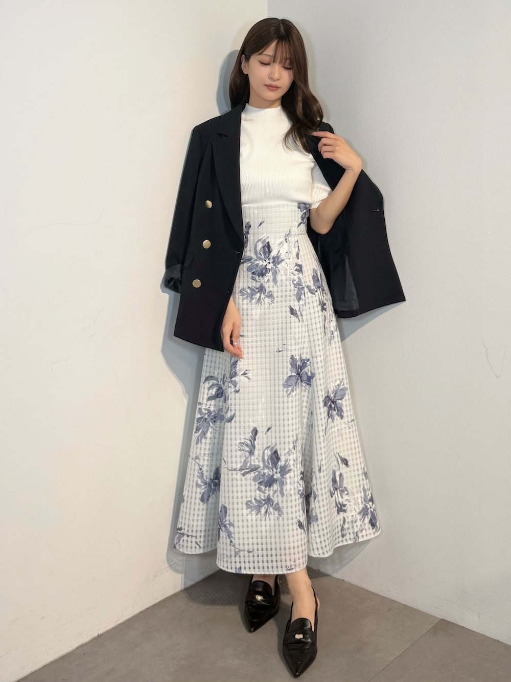 ホワイト系のニット/セーター、ブルー系のテーラードジャケット、ブルー系のスカートを着用したレディースの春コーディネートの9枚目の写真