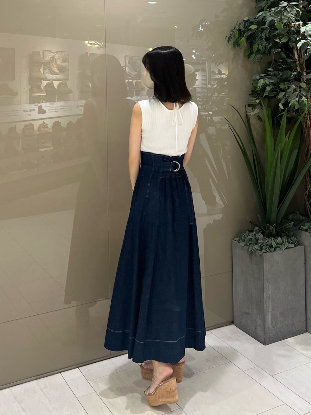 「MERCURYDUO(MERCURYDUO)、マーキュリーデュオ(MERCURYDUO)、骨格ウェーブ、デニムスカート、デニムコーデ、フレアスカート、ロングスカート、リブニット、オトナカジュアル、大人カジュアル、夏コーデ、初夏コーデ、休日スタイル、着回しコーデ、サマーニット」｜「MERCURYDUOのクリアチューブウェッジサンダル（サンダル、その他）」を使った、mihoさん（レディース・162cm）の春コーディネートの8枚目の写真