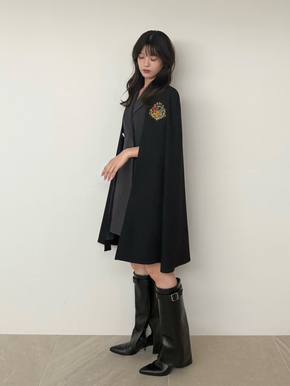 ブラック系のワンピース、ブラック系のブーツを着用したレディースの夏コーディネートの5枚目の写真