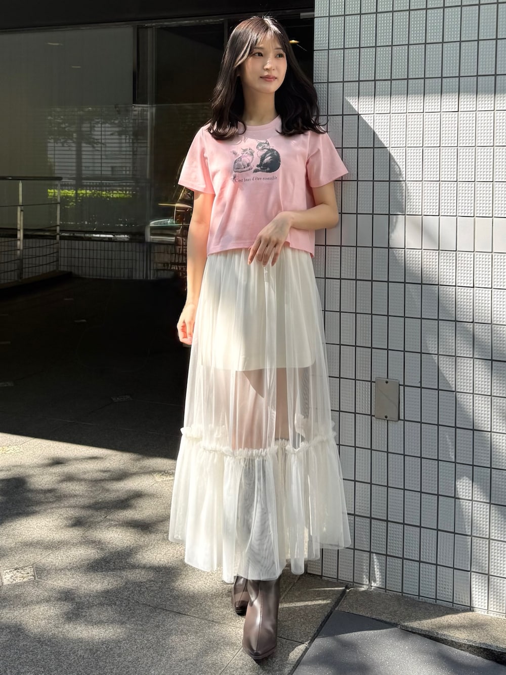 「デートコーデ、ロングスカート、きれいめカジュアル、Tシャツ、Tシャツコーデ、チュール、チュールスカート、ネコ、猫、フェミニン、フェミニンコーデ、MERCURYDUO(MERCURYDUO)、マーキュリーデュオ(MERCURYDUO)、ガーリー、大人ガーリー」｜「MERCURYDUOのCATプリントリボンTシャツ（Tシャツ/カットソー、ピンク系）」を使った、mihoさん（レディース・163cm）の夏コーディネートの8枚目の写真