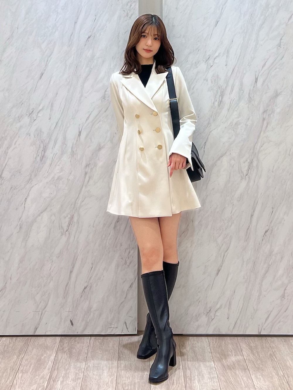 「MERCURYDUO(MERCURYDUO)、マーキュリーデュオ(MERCURYDUO)、骨格ウェーブ、ミニスカート、ミニワンピ、ジャケット、ジャケットスタイル、ジャケットコーデ、ワンピース、ワンピーススタイル、ワンピースコーデ、春服、ロングブーツ、大人かわいい、オトナカワイイ」｜「MERCURYDUOのストレッチロングブーツ（ブーツ、ブラック系）」を使った、mihoさん（骨格ウェーブ・レディース・163cm）の冬コーディネートの2枚目の写真