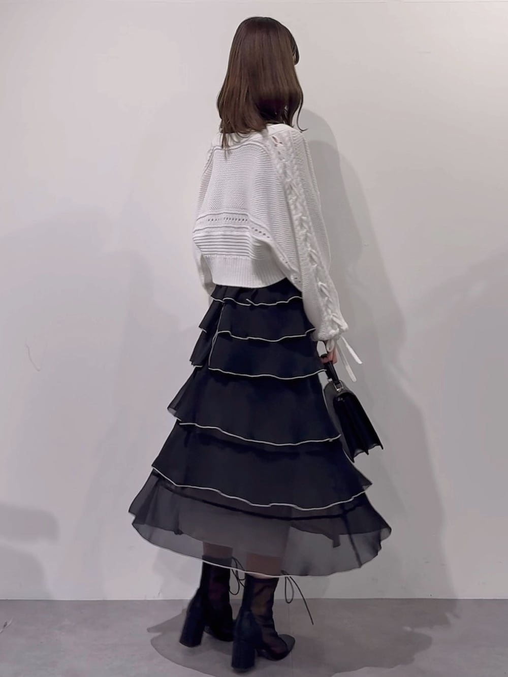 「MERCURYDUO(MERCURYDUO)、マーキュリーデュオ(MERCURYDUO)、骨格ウェーブ、ワンピース、ワンピーススタイル、ワンピースコーデ、アメスリ、カーディガン、カーディガンコーデ、ボレロカーデ、ティアード、ティアードワンピース、フェミニン、フェミニンコーデ、大人かわいい」｜「MERCURYDUOのシフォンティアードワンピース（ワンピース、ブラック系）」を使った、mihoさん（骨格ウェーブ・レディース・163cm）の秋コーディネートの2枚目の写真