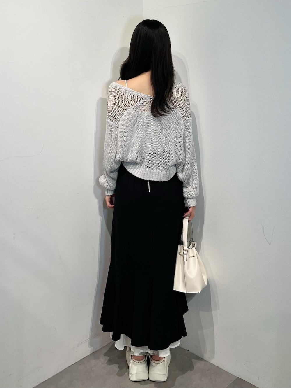 グレー系のカーディガン/ボレロ、ホワイト系のTシャツ/カットソー、ブラック系のスカートを着用したレディースの夏コーディネートの5枚目の写真