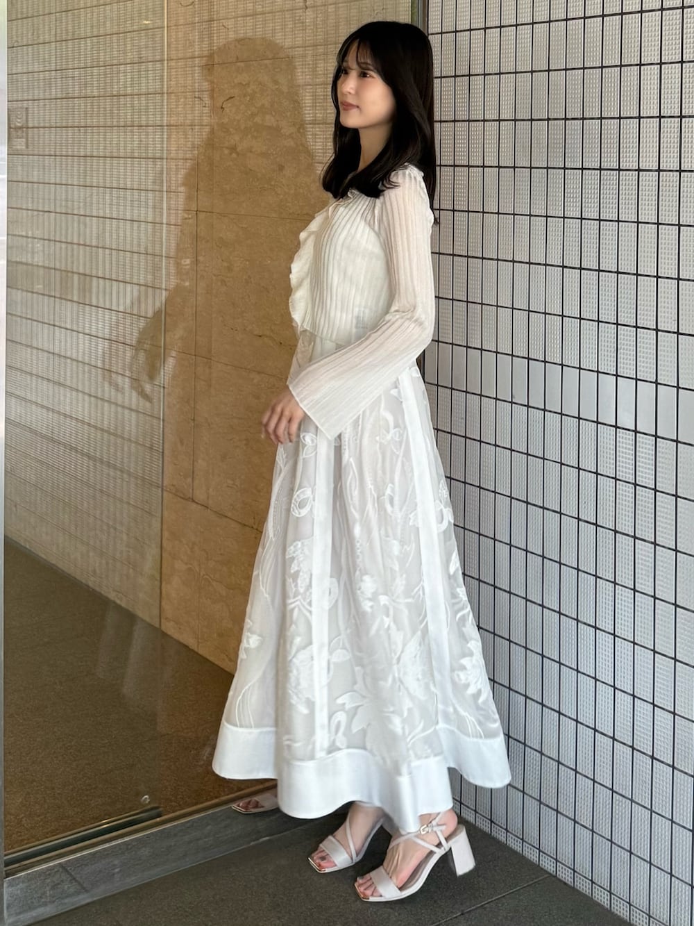 「ワンピース、ワンピーススタイル、ワンピースコーデ、ホワイト、ホワイトコーデ、ホワイト × ホワイト、カーディガン、カーディガンコーデ、ボレロ、レース、レースワンピース、フェミニン、フェミニンコーデ、大人女子、大人かわいい」｜「MERCURYDUOのメタルパーツストラップサンダル（サンダル、ベージュ系）」を使った、mihoさん（骨格ウェーブ・レディース・163cm）の夏コーディネートの5枚目の写真