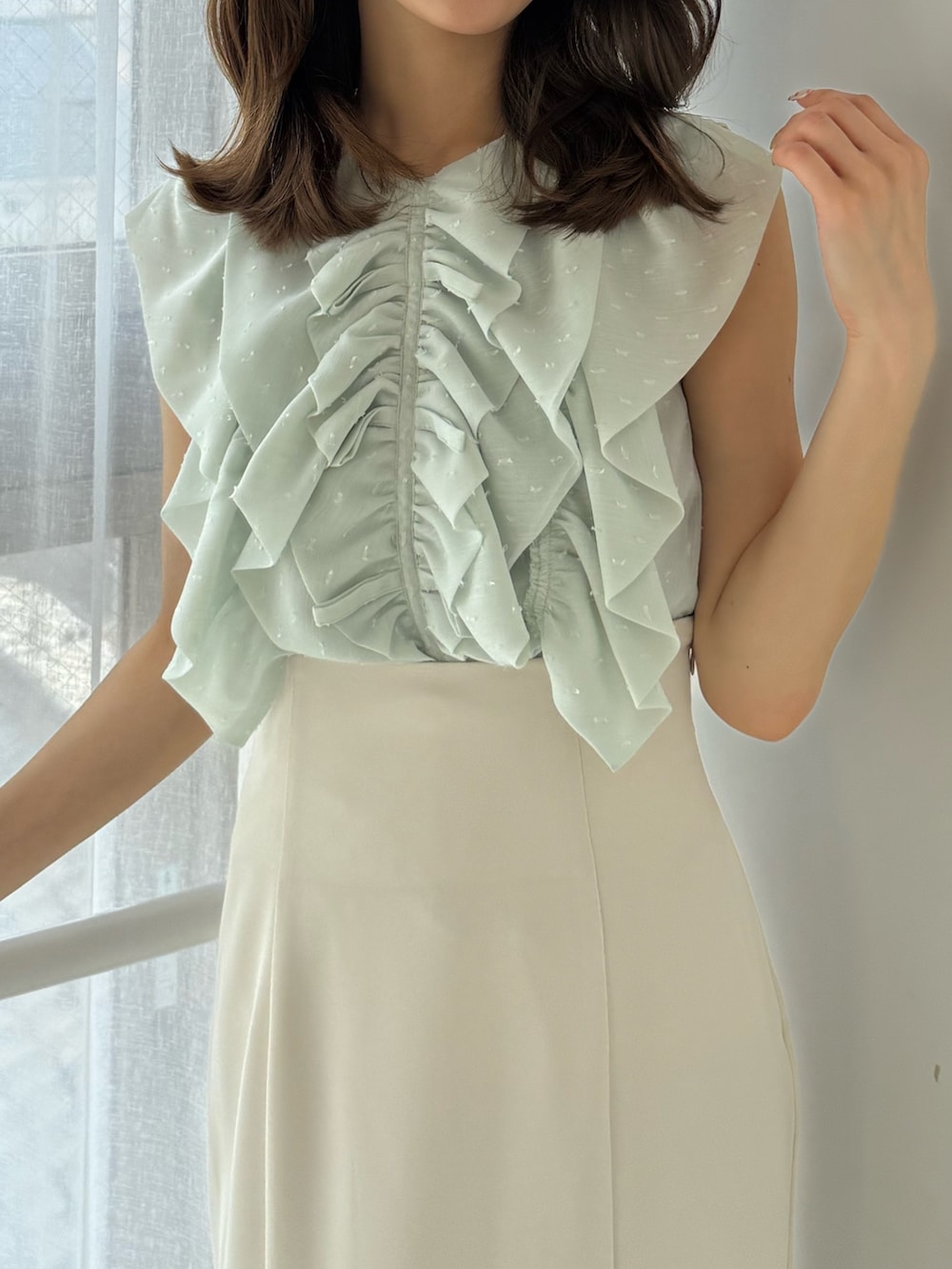 グリーン系のシャツ/ブラウス、ホワイト系のスカート、その他のサンダルを着用したレディースの夏コーディネートの5枚目の写真