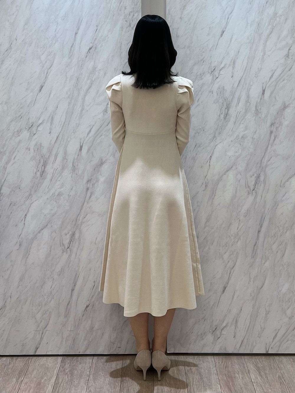 「MERCURYDUO(MERCURYDUO)、マーキュリーデュオ(MERCURYDUO)、骨格ウェーブ、お呼ばれスタイル、お呼ばれ、お呼ばれコーデ、ディナー、クリスマスコーデ、きれいめコーディネート、大人フェミニン、大人可愛い、ワンピース、忘年会、同窓会、女子会」｜「MERCURYDUOのハイゲージフレアニットワンピース（ワンピース、ホワイト系）」を使った、mihoさん（レディース・163cm）の冬コーディネートの5枚目の写真