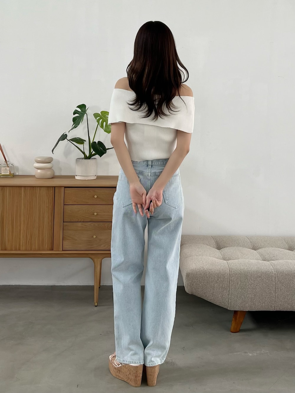 その他のサンダル、ブルー系のデニムパンツ、ホワイト系のニット/セーターを着用したレディースの春コーディネートの6枚目の写真