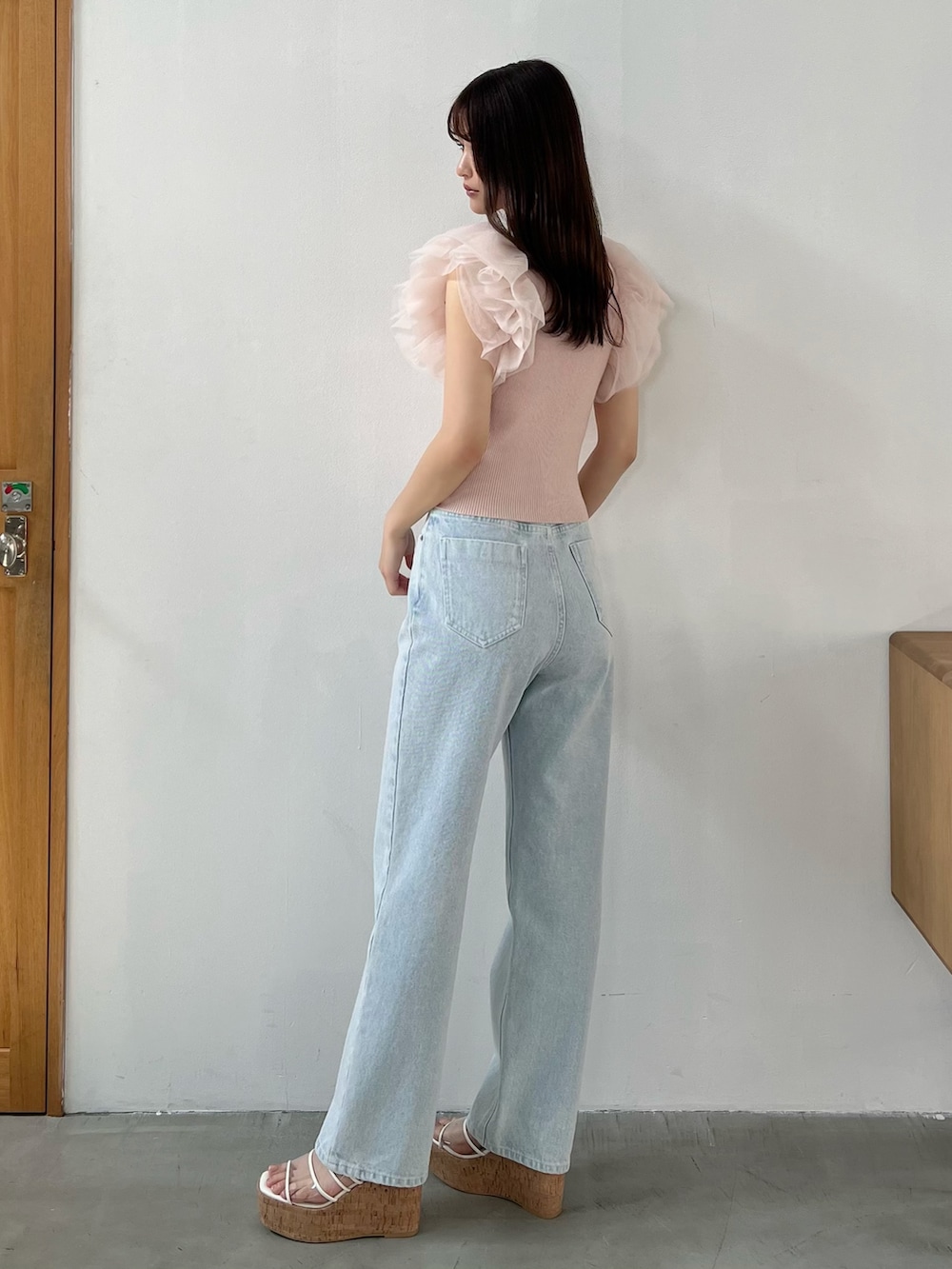 ピンク系のニット/セーター、ブルー系のデニムパンツ、その他のサンダルを着用したレディースの春コーディネートの6枚目の写真