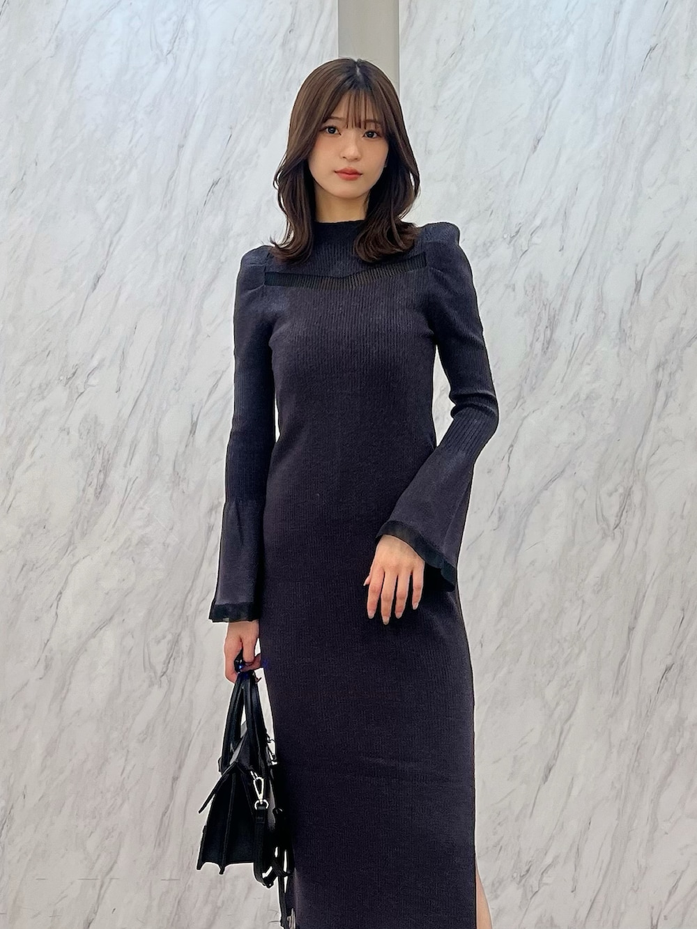 「ニットワンピース、オトナカワイイ、ワントーンコーデ、レディースファッション、キレイめ、ワンピ―ス、大人ファッション、MERCURYDUO(MERCURYDUO)、マーキュリーデュオ(MERCURYDUO)、ワンピ、ワンピース、ワンピーススタイル、ワンピースコーデ、大人女子、大人かわいい」｜「MERCURYDUOのシアーカットラメニットワンピース（ワンピース、ブラック系）」を使った、mihoさん（レディース・163cm）の冬コーディネートの2枚目の写真