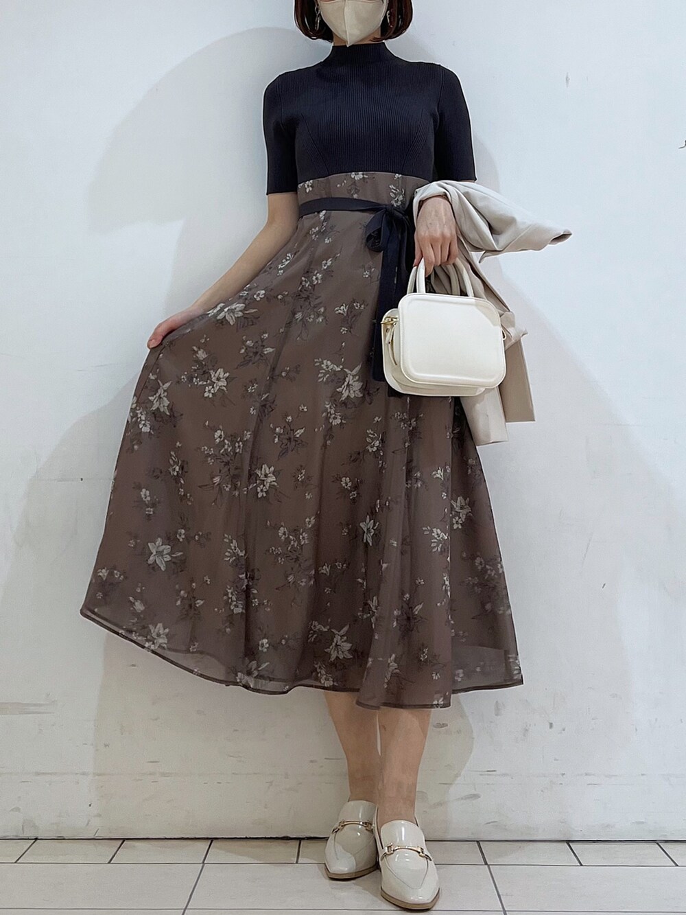 「MERCURYDUO(MERCURYDUO)、マーキュリーデュオ(MERCURYDUO)、骨格ウェーブ、ワンピース、ワンピーススタイル、ワンピースコーデ、ワンピ、花柄ワンピース、大人可愛い、大人ガーリー、大人女子、大人かわいい、大人フェミニン、デートコーデ、ほめられ本命コーデ」｜「MERCURYDUOのフラワーニットドッキングワンピース（ワンピース、ブラウン系）」を使った、mihoさん（レディース・162cm）の冬コーディネートの3枚目の写真
