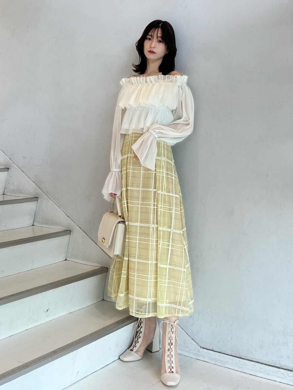 「MERCURYDUO(MERCURYDUO)、マーキュリーデュオ(MERCURYDUO)、骨格ウェーブ、オフショル、オフショルブラウス、オフショルダー、フレアスカート、イエロー、イエローコーデ、シアーブーツ、淡色コーデ、淡色女子、ワントーン、ワントーンコーデ、秋服準備はじめました」｜「MERCURYDUOのシアーフリルブラウス（シャツ/ブラウス、ホワイト系）」を使った、mihoさん（レディース・163cm）の夏コーディネートの3枚目の写真