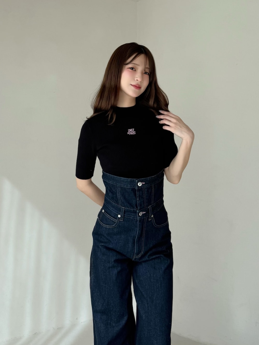 ブルー系のその他パンツ、ブラック系のニット/セーター、その他のサンダルを着用したレディースの春コーディネートの2枚目の写真