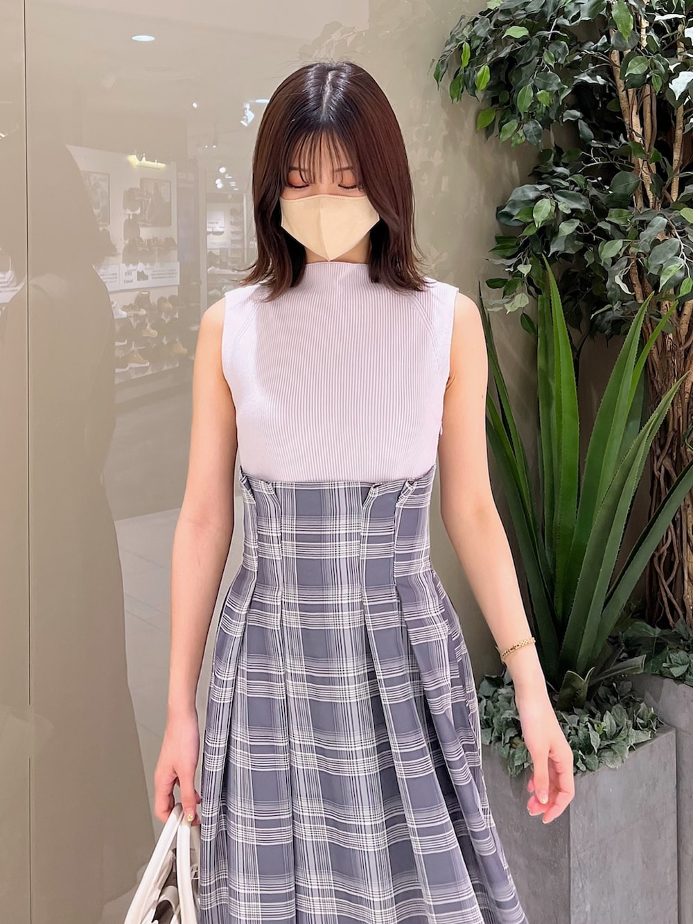 「MERCURYDUO(MERCURYDUO)、マーキュリーデュオ(MERCURYDUO)、骨格ウェーブ、ワンピース、チェック柄、ノースリーブ、ノースリーブワンピース、サンダル、大人可愛い、デートコーデ、モテ、このスタイルがお気に入り、休日スタイル、休日コーデ、初夏コーデ」｜「MERCURYDUOのフェイクレザーミニトート（トートバッグ、ホワイト系）」を使った、mihoさん（レディース・162cm）の夏コーディネートの5枚目の写真