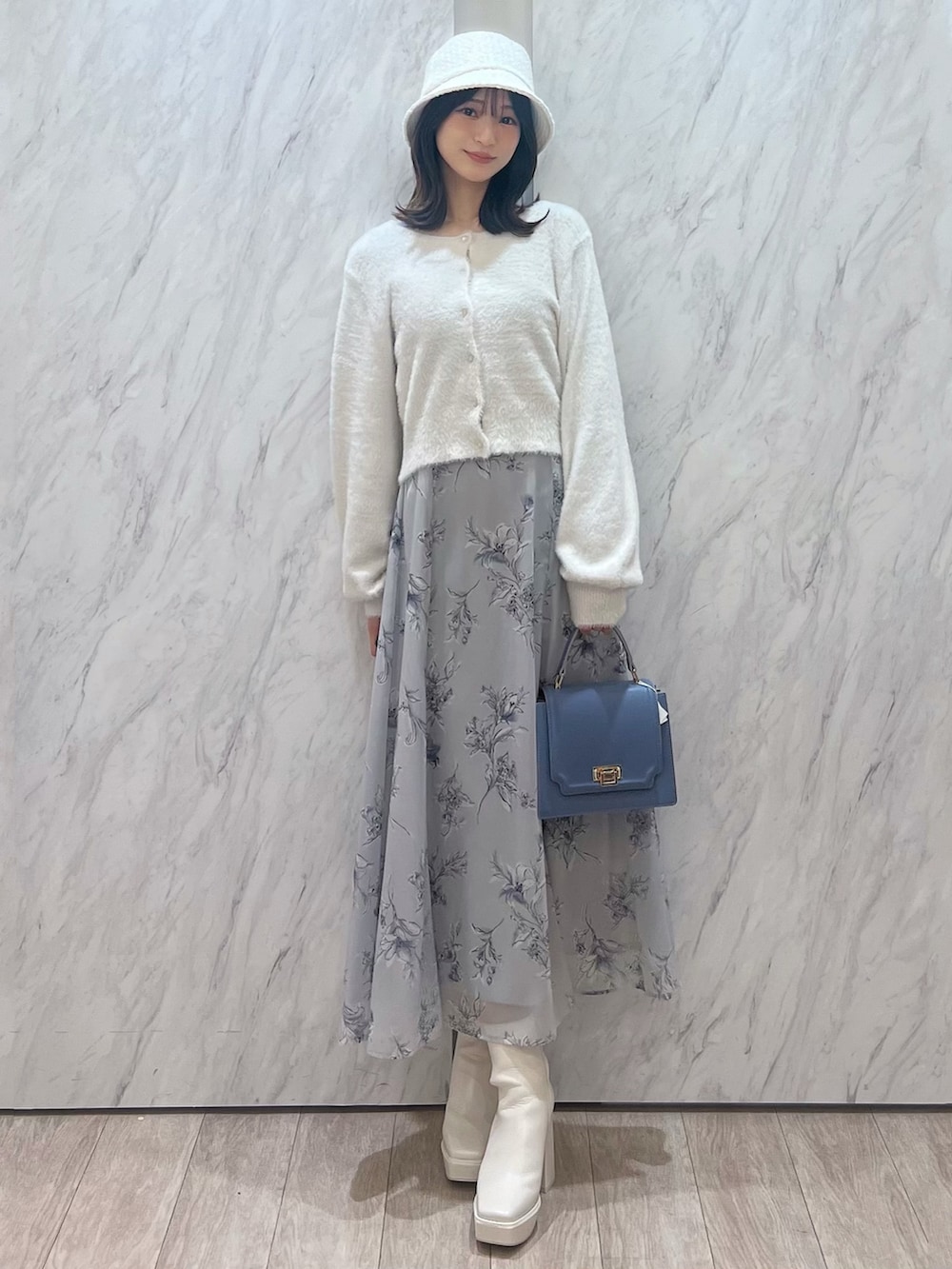 「MERCURYDUO(MERCURYDUO)、マーキュリーデュオ(MERCURYDUO)、骨格ウェーブ、バケハ、花柄スカート、花柄ワンピース、カーディガン、カーディガンコーデ、ふわふわ、シャギーニット、寒色系、ブルーコーデ、水色、休日スタイル、モテ」｜「MERCURYDUOのツイードバケットハット（ハット、ホワイト系）」を使った、mihoさん（レディース・163cm）の秋コーディネートの2枚目の写真
