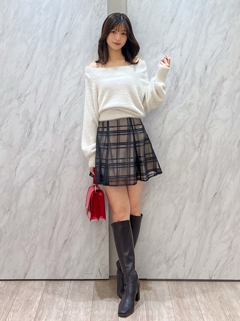 ホワイト系のニット/セーター、ブラック系のその他パンツ、レッド系のハンドバッグを着用したレディースの冬コーディネートの2枚目の写真