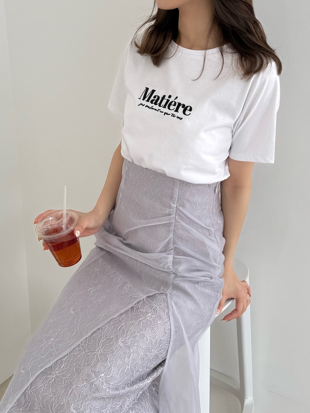 「白シャツ、Tシャツ、Tシャツコーデ、レース、レーススカート、マーメイドスカート、フェミニン、フェミニンコーデ、フェミニンスタイル、ガーリー、ガーリーコーデ、ガーリーカジュアル、ドライブ、女子会、今日のコーデ」｜「MERCURYDUOの刺繍ロゴTシャツ（Tシャツ/カットソー、ホワイト系）」を使った、mihoさん（骨格ウェーブ・レディース・163cm）の夏コーディネートの5枚目の写真