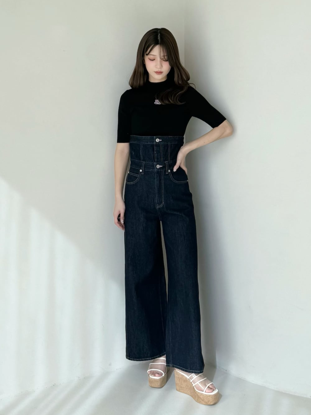 ブルー系のその他パンツ、ブラック系のニット/セーター、その他のサンダルを着用したレディースの春コーディネートの5枚目の写真