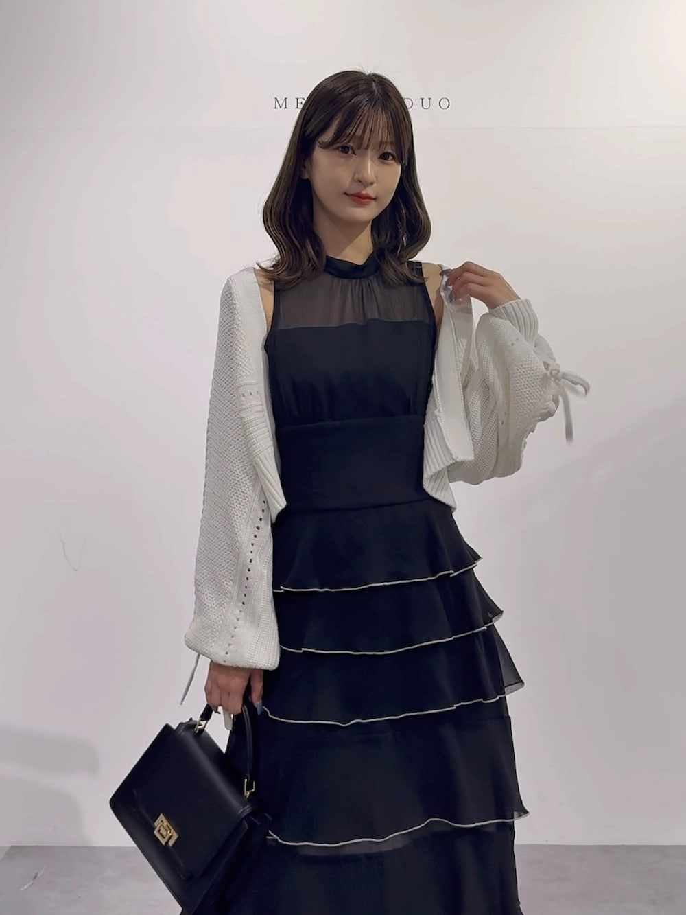 「MERCURYDUO(MERCURYDUO)、マーキュリーデュオ(MERCURYDUO)、骨格ウェーブ、ワンピース、ワンピーススタイル、ワンピースコーデ、アメスリ、カーディガン、カーディガンコーデ、ボレロカーデ、ティアード、ティアードワンピース、フェミニン、フェミニンコーデ、大人かわいい」｜「MERCURYDUOのシフォンティアードワンピース（ワンピース、ブラック系）」を使った、mihoさん（骨格ウェーブ・レディース・163cm）の秋コーディネートの3枚目の写真