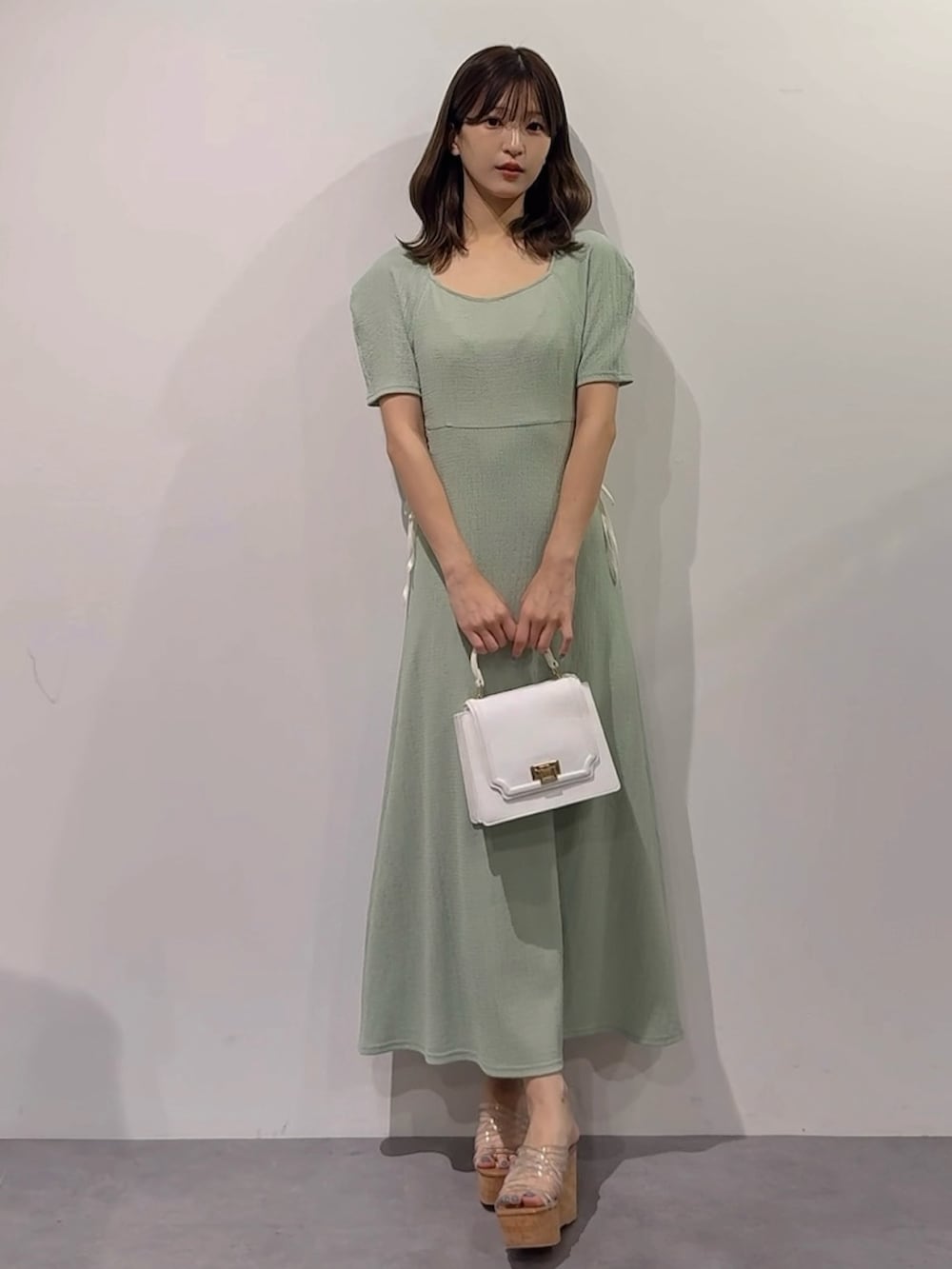 「ワンピース、ワンピーススタイル、ワンピースコーデ、ミントグリーン、フェミニン、フェミニンコーデ、大人女子、大人かわいい、大人ガーリー、きれいめコーディネート、キレイめコーデ、きれいめコーデ、骨格ウェーブ、MERCURYDUO(MERCURYDUO)、マーキュリーデュオ(MERCURYDUO)」｜「MERCURYDUOのサイドレースアップカットワンピース（ワンピース、グリーン系）」を使った、mihoさん（骨格ウェーブ・レディース・163cm）の秋コーディネートの8枚目の写真