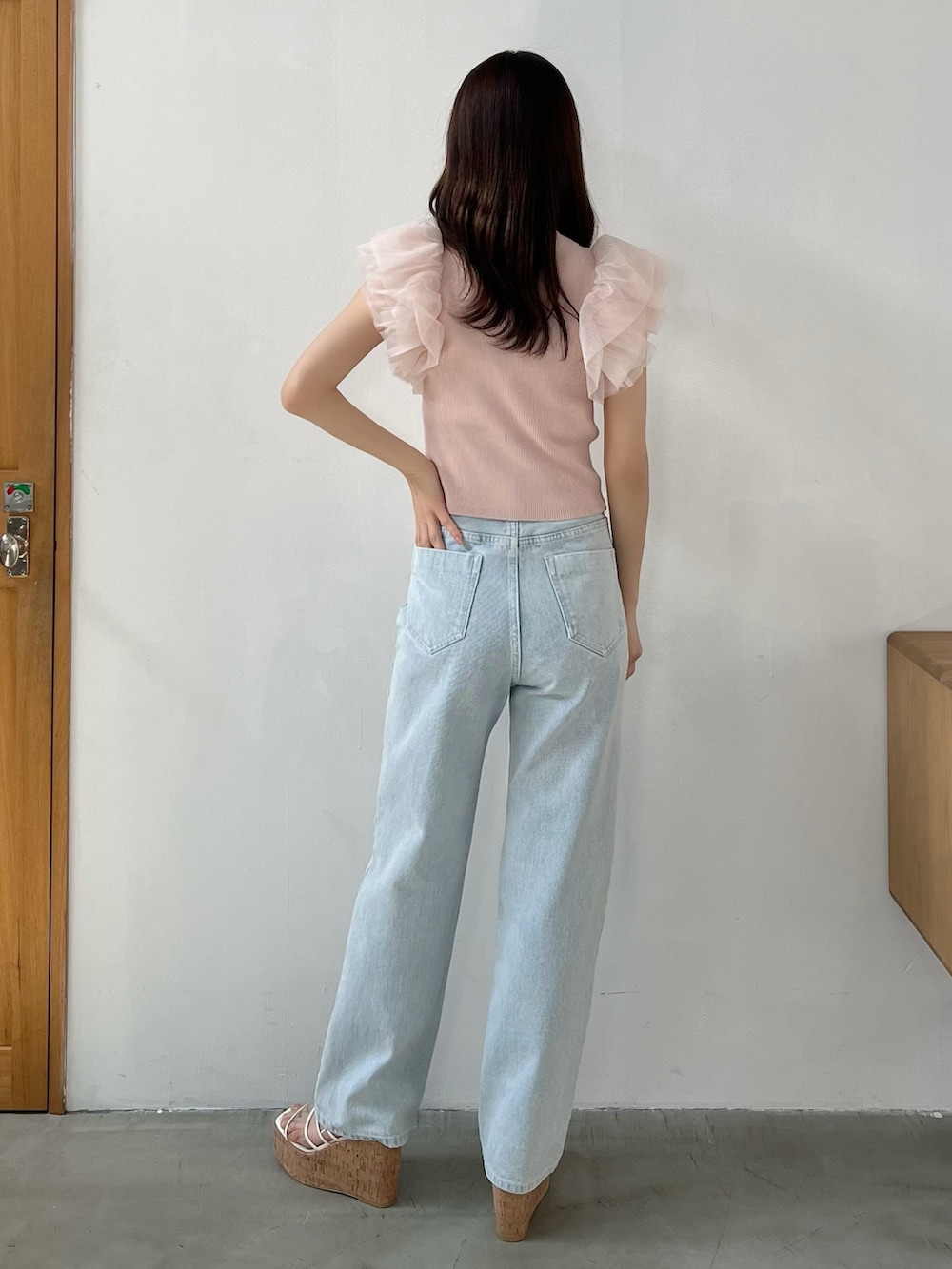 ピンク系のニット/セーター、ブルー系のデニムパンツ、その他のサンダルを着用したレディースの春コーディネートの7枚目の写真