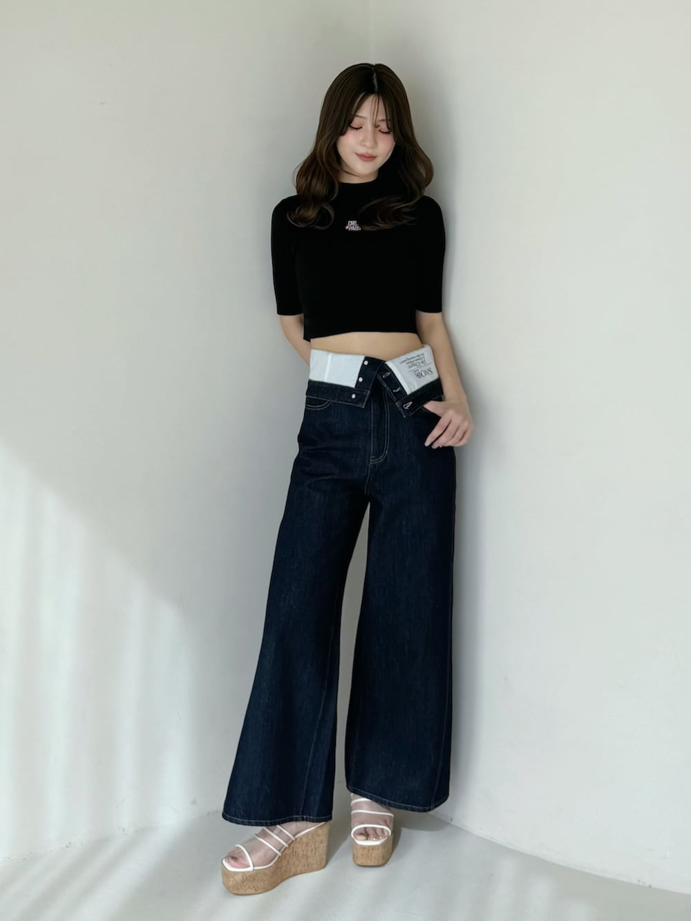 ブルー系のその他パンツ、ブラック系のニット/セーター、その他のサンダルを着用したレディースの春コーディネートの6枚目の写真