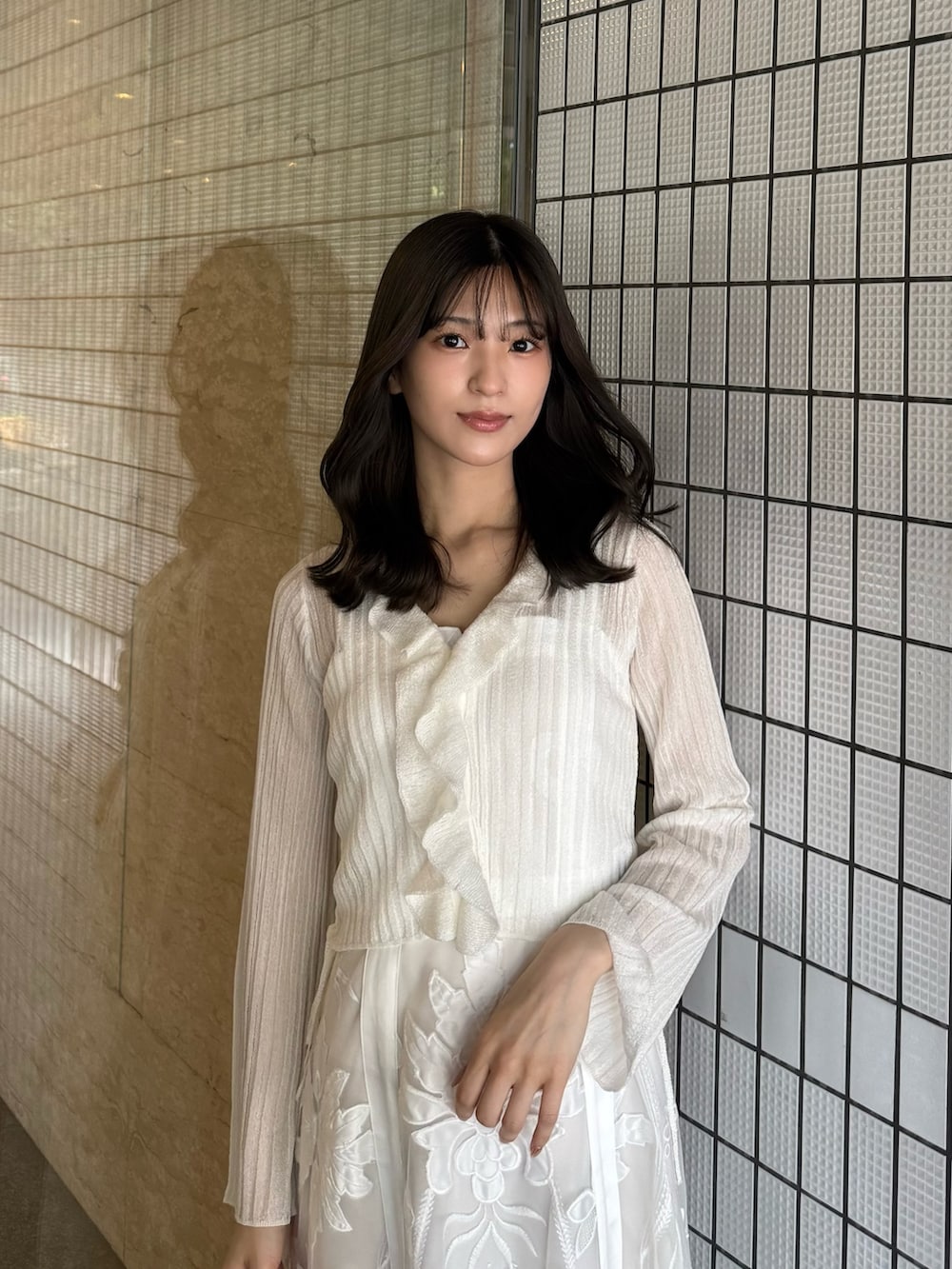 「ワンピース、ワンピーススタイル、ワンピースコーデ、ホワイト、ホワイトコーデ、ホワイト × ホワイト、カーディガン、カーディガンコーデ、ボレロ、レース、レースワンピース、フェミニン、フェミニンコーデ、大人女子、大人かわいい」｜「MERCURYDUOのメタルパーツストラップサンダル（サンダル、ベージュ系）」を使った、mihoさん（骨格ウェーブ・レディース・163cm）の夏コーディネートの3枚目の写真