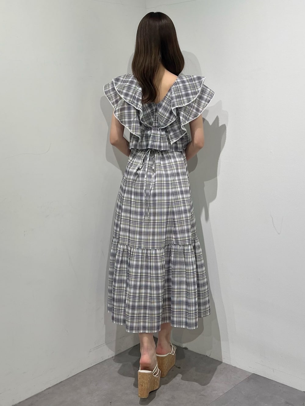 ブルー系のシャツ/ブラウス、ブルー系のスカート、その他のサンダルを着用したレディースの夏コーディネートの4枚目の写真
