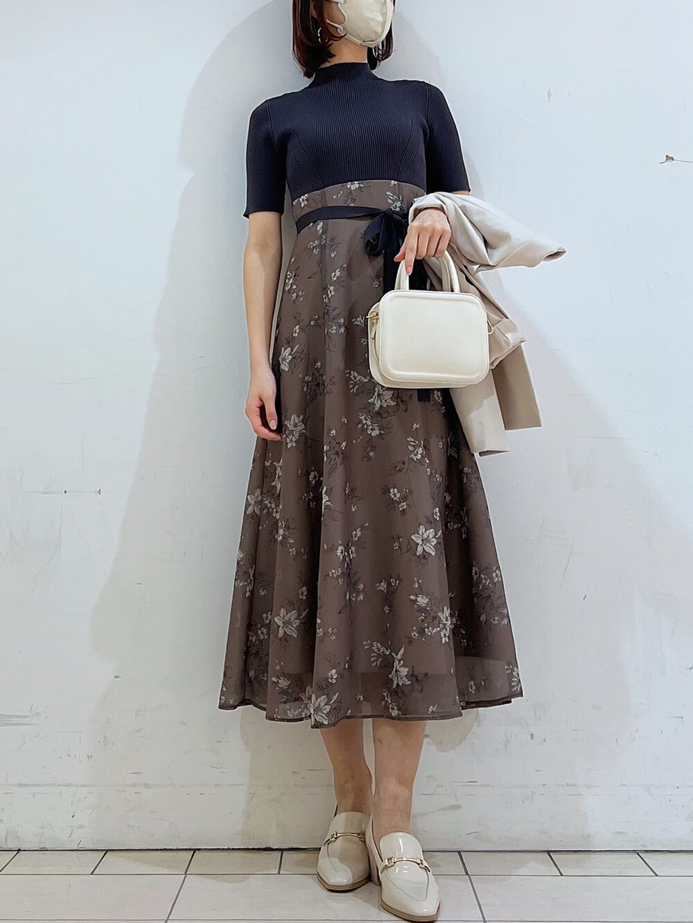 「MERCURYDUO(MERCURYDUO)、マーキュリーデュオ(MERCURYDUO)、骨格ウェーブ、ワンピース、ワンピーススタイル、ワンピースコーデ、ワンピ、花柄ワンピース、大人可愛い、大人ガーリー、大人女子、大人かわいい、大人フェミニン、デートコーデ、ほめられ本命コーデ」｜「MERCURYDUOのフラワーニットドッキングワンピース（ワンピース、ブラウン系）」を使った、mihoさん（レディース・162cm）の冬コーディネートの4枚目の写真