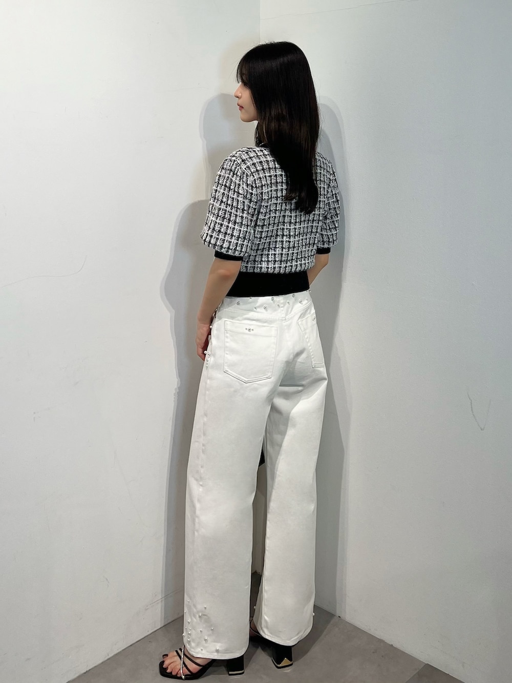 ブラック系のカーディガン/ボレロ、ホワイト系のデニムパンツ、ブラック系のサンダルを着用したレディースの夏コーディネートの2枚目の写真
