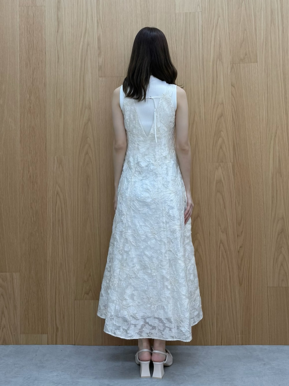 ホワイト系のワンピース、ホワイト系のニット/セーター、ホワイト系のパンプスを着用したレディースの冬コーディネートの3枚目の写真