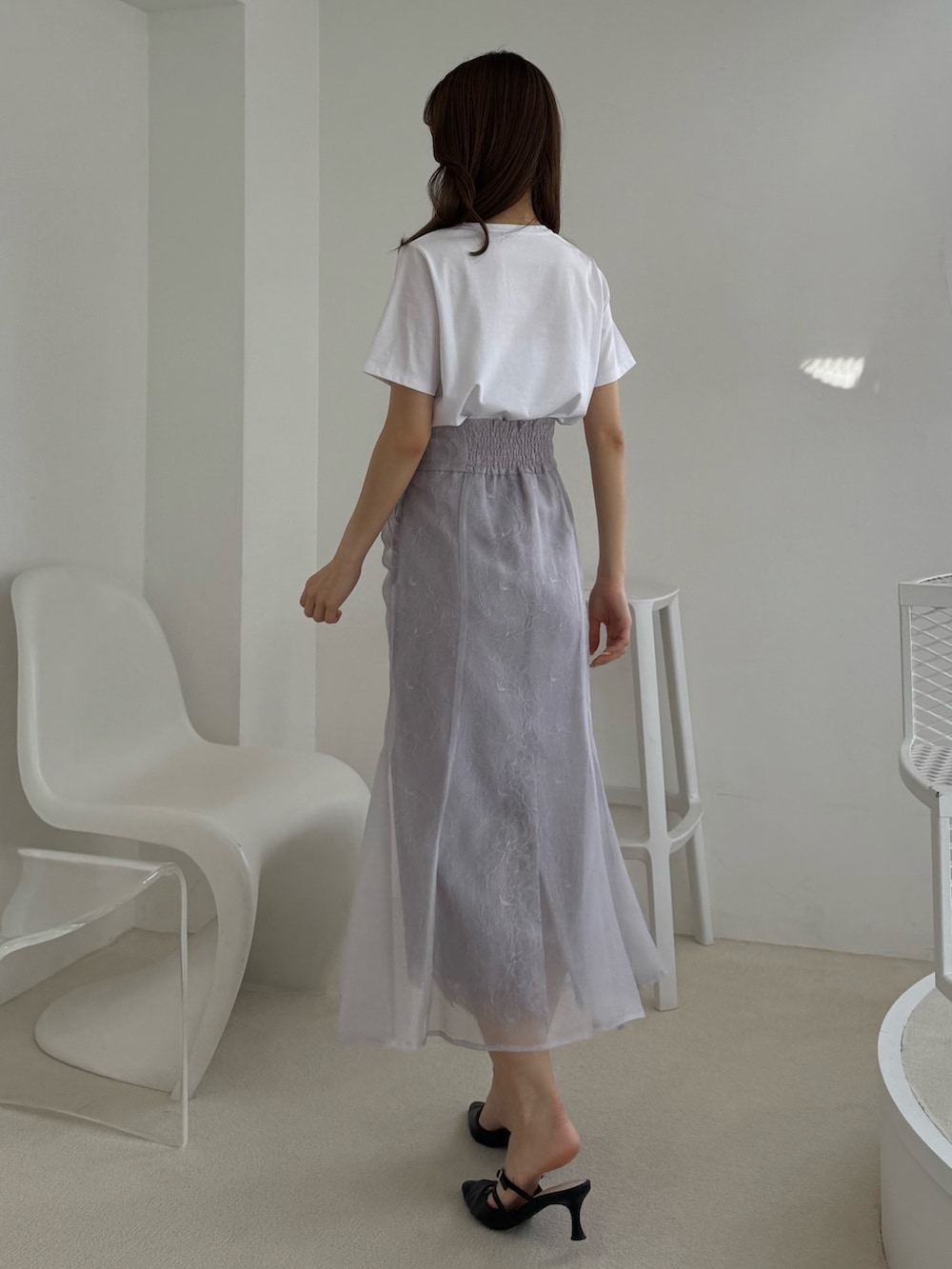 「白シャツ、Tシャツ、Tシャツコーデ、レース、レーススカート、マーメイドスカート、フェミニン、フェミニンコーデ、フェミニンスタイル、ガーリー、ガーリーコーデ、ガーリーカジュアル、ドライブ、女子会、今日のコーデ」｜「MERCURYDUOの刺繍ロゴTシャツ（Tシャツ/カットソー、ホワイト系）」を使った、mihoさん（骨格ウェーブ・レディース・163cm）の夏コーディネートの2枚目の写真