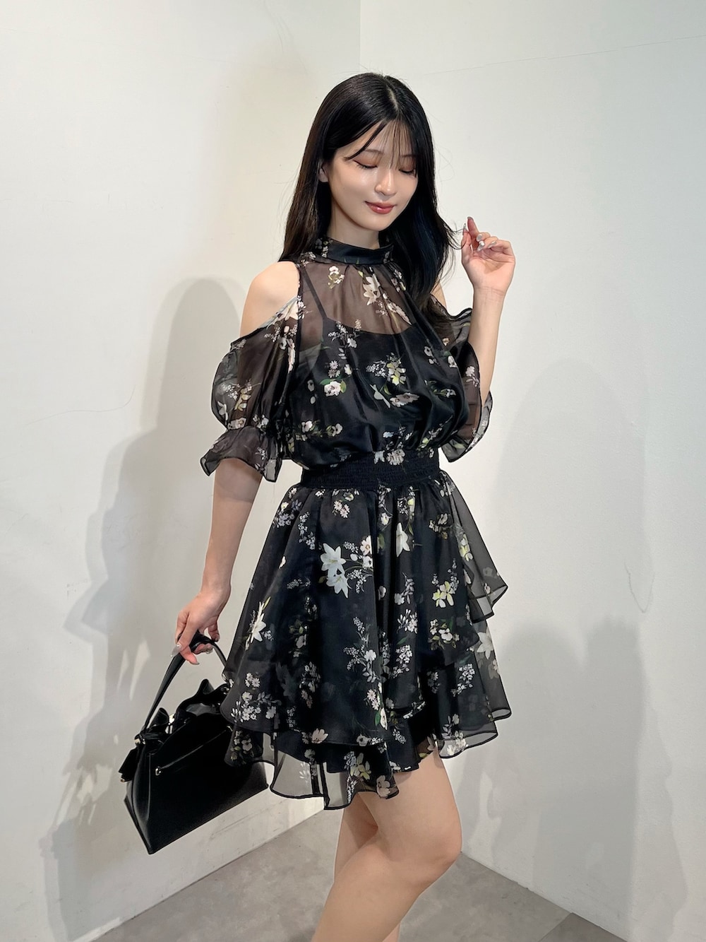 ブラック系のワンピース、ブラック系のショルダーバッグを着用したレディースの夏コーディネートの2枚目の写真