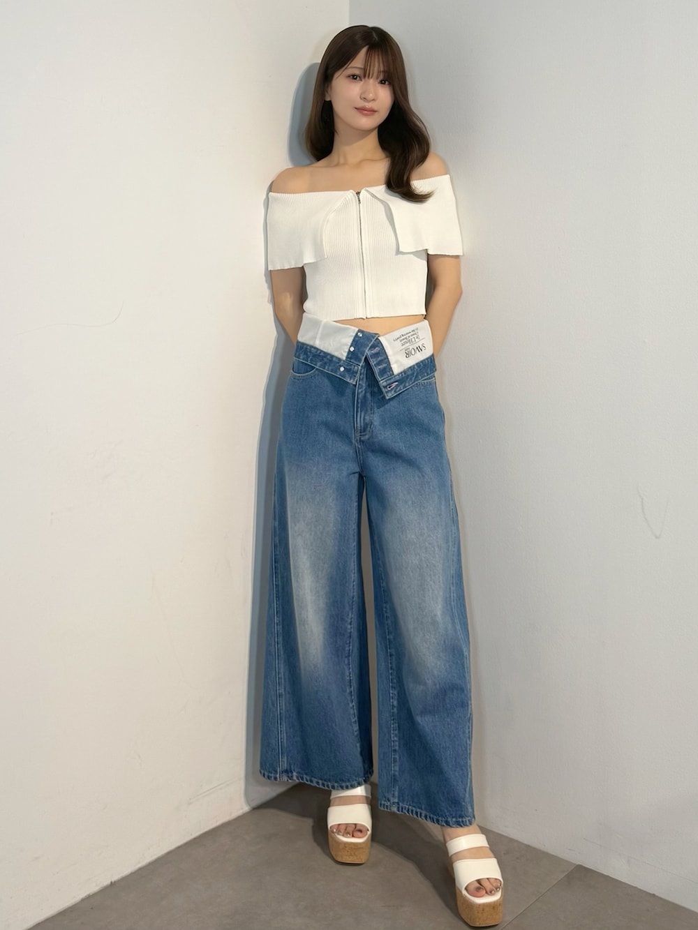 ブルー系のその他パンツ、ホワイト系のサンダル、ホワイト系のニット/セーターを着用したレディースの春コーディネートの3枚目の写真