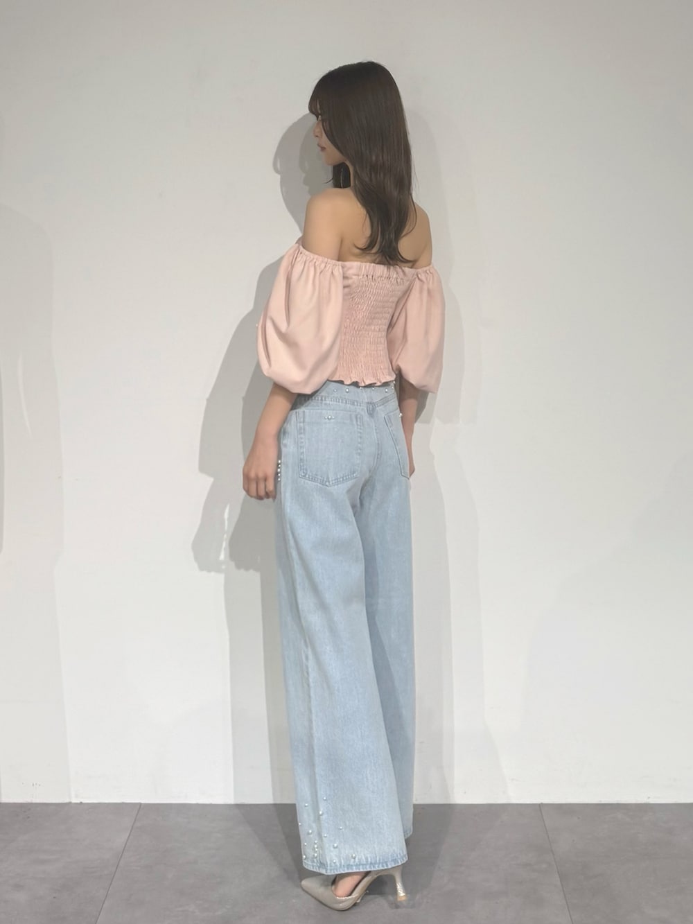 ピンク系のシャツ/ブラウス、ブルー系のデニムパンツ、シルバー系のパンプスを着用したレディースの夏コーディネートの5枚目の写真