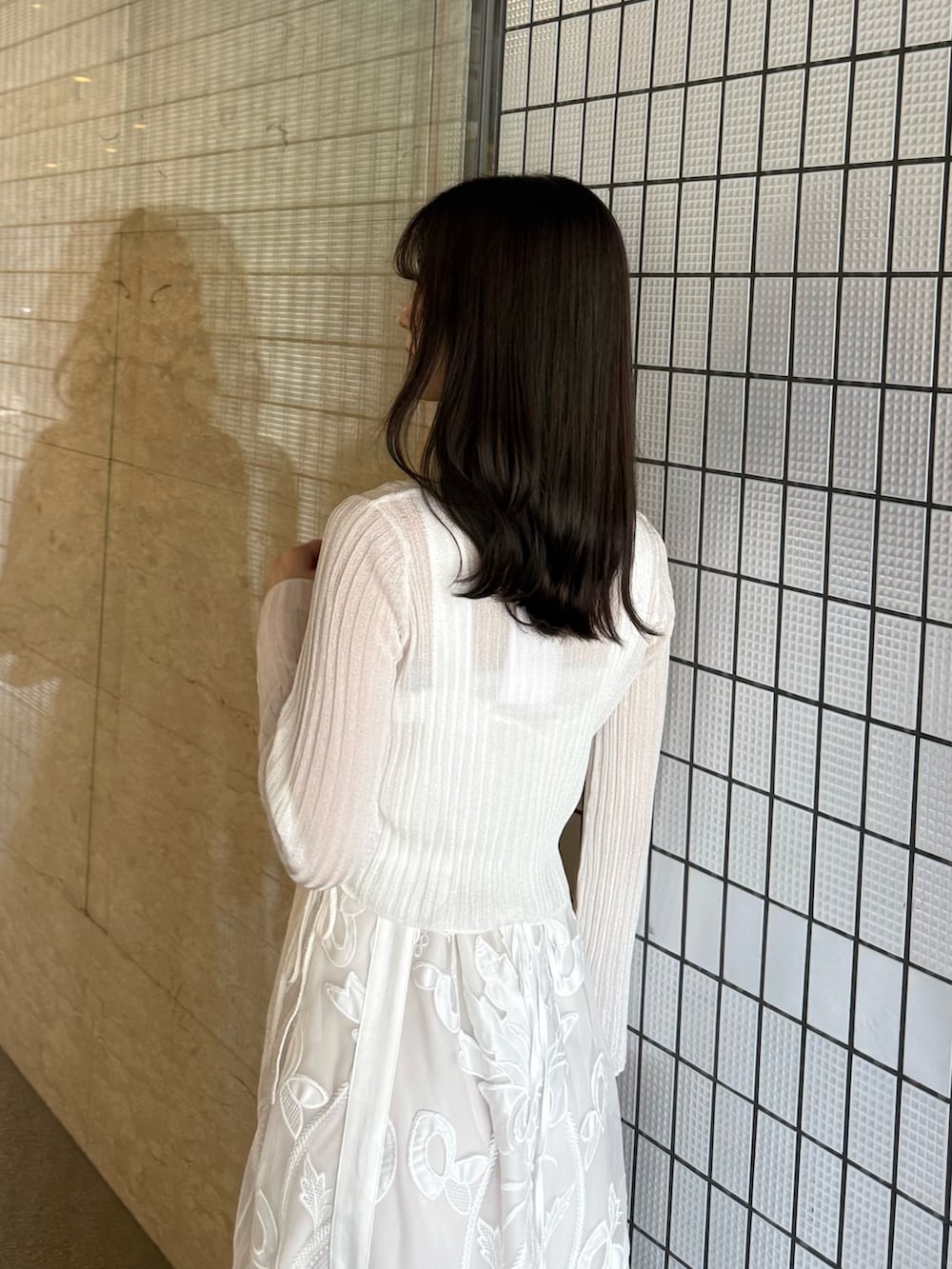 「ワンピース、ワンピーススタイル、ワンピースコーデ、ホワイト、ホワイトコーデ、ホワイト × ホワイト、カーディガン、カーディガンコーデ、ボレロ、レース、レースワンピース、フェミニン、フェミニンコーデ、大人女子、大人かわいい」｜「MERCURYDUOのメタルパーツストラップサンダル（サンダル、ベージュ系）」を使った、mihoさん（骨格ウェーブ・レディース・163cm）の夏コーディネートの8枚目の写真